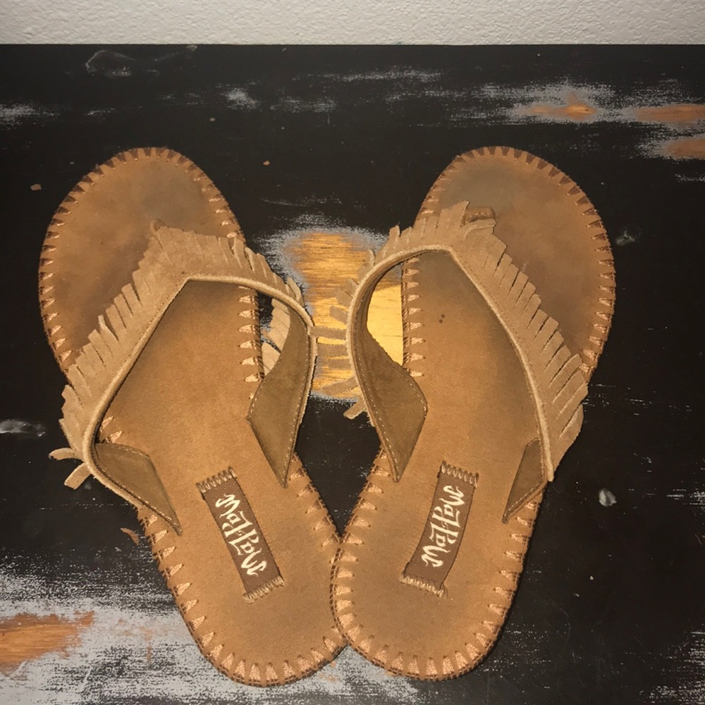 Super cute and trendy Malibu flip flops